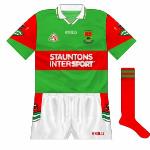 1999 :
The subtlest of changes, the stripes on the collar now in a different format.